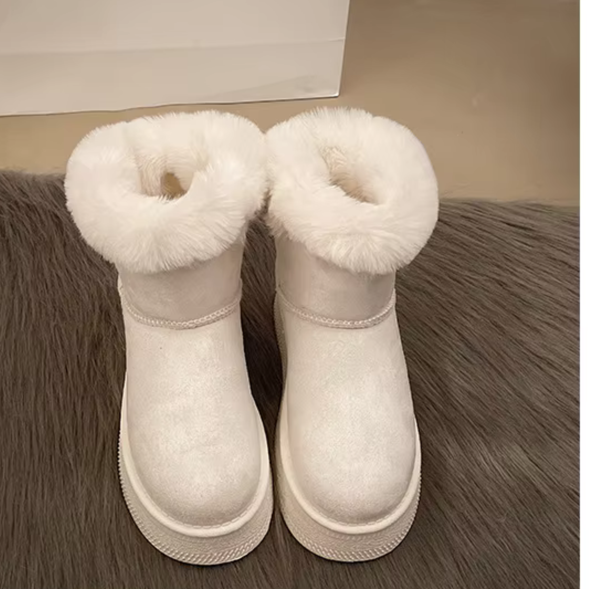 Bottines fourrées en daim vegan à talon plat bout rond – ALYSSA