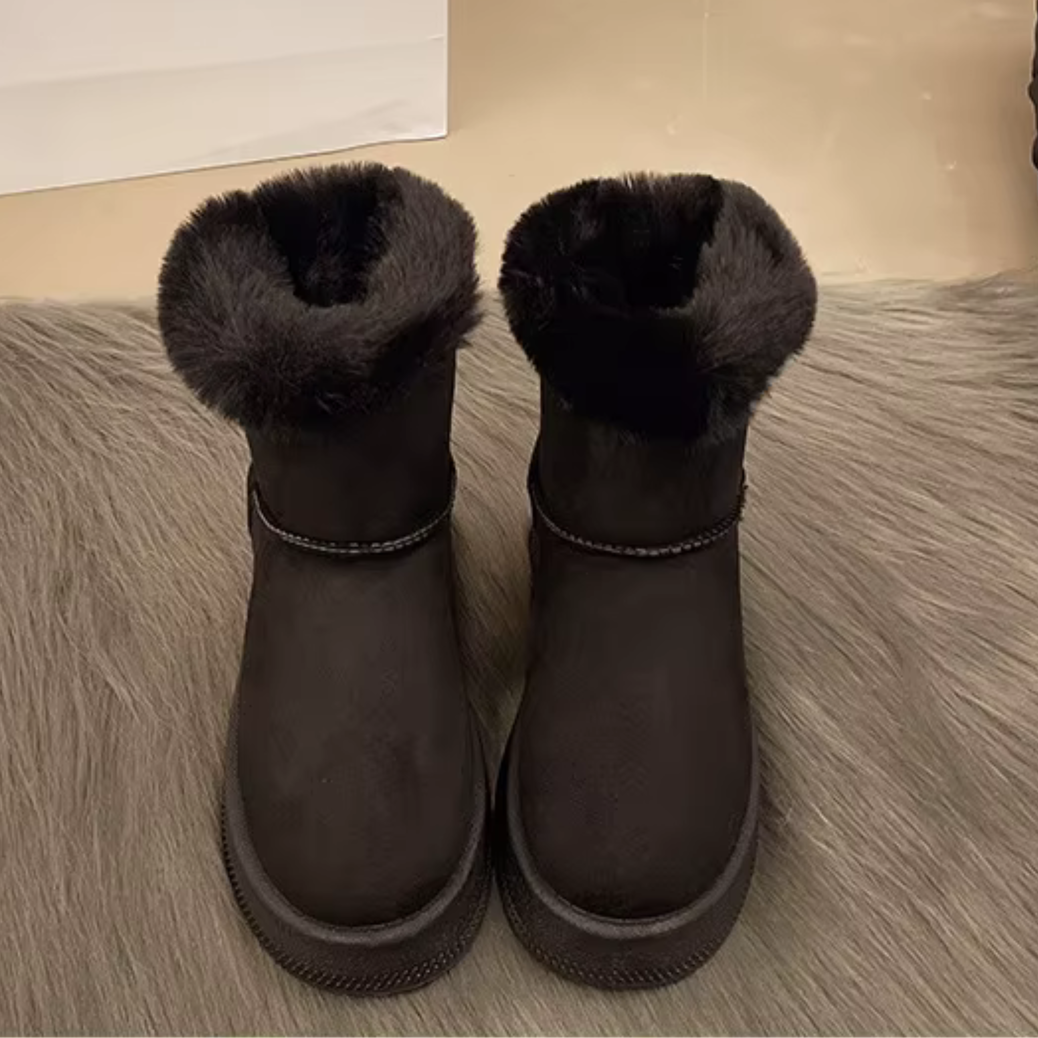 Bottines fourrées en daim vegan à talon plat bout rond – ALYSSA