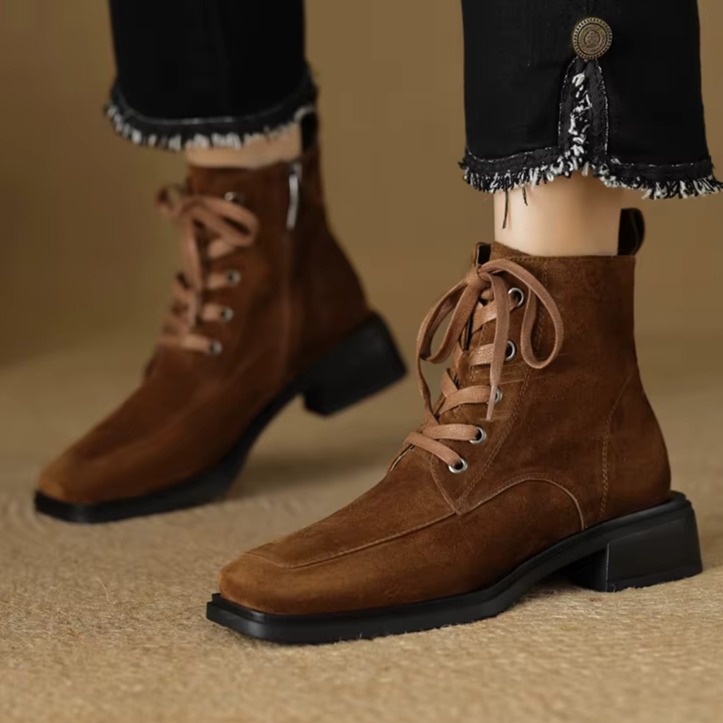 Bottines à lacet en daim talon carré – DANÉLIA