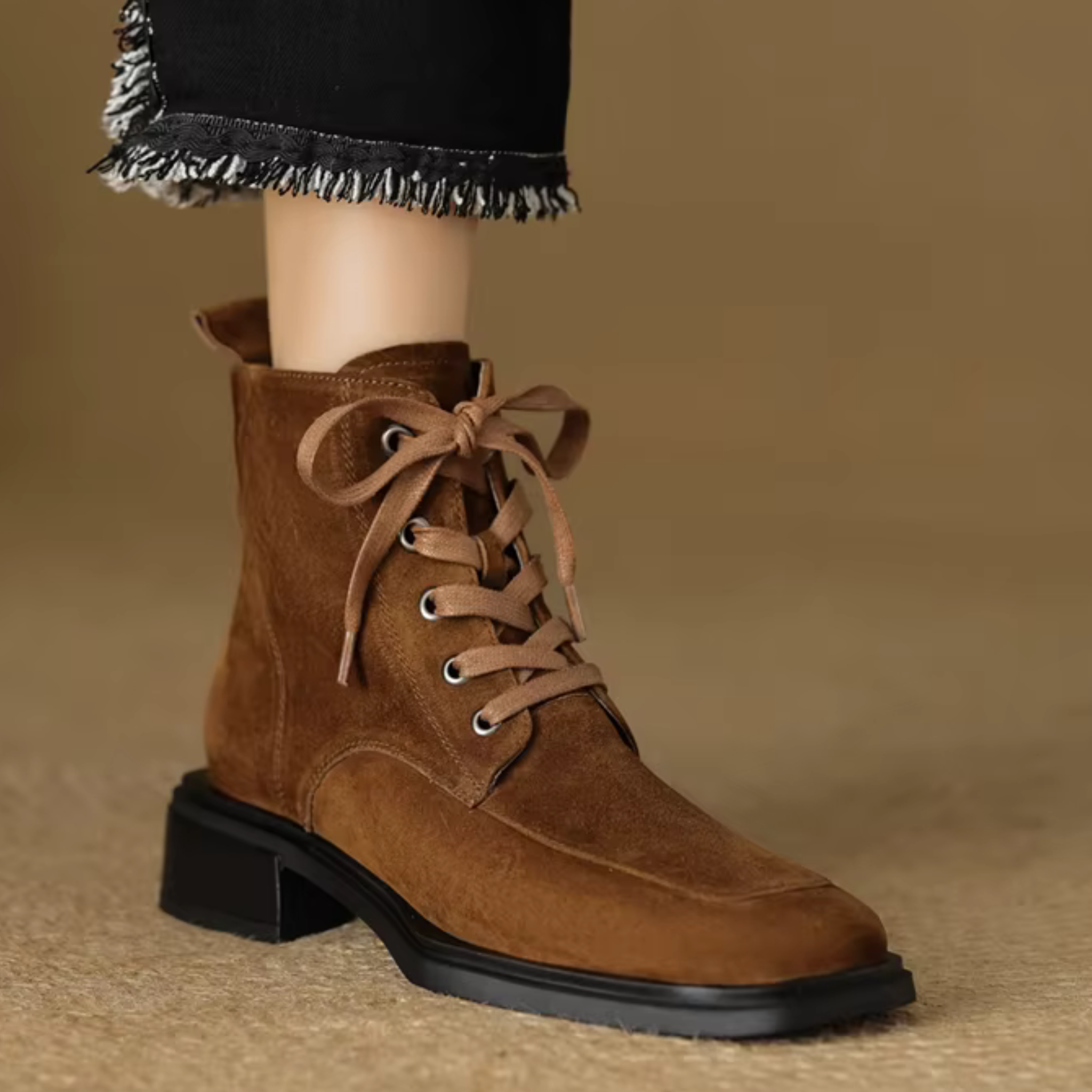 Bottines à lacet en daim talon carré – DANÉLIA