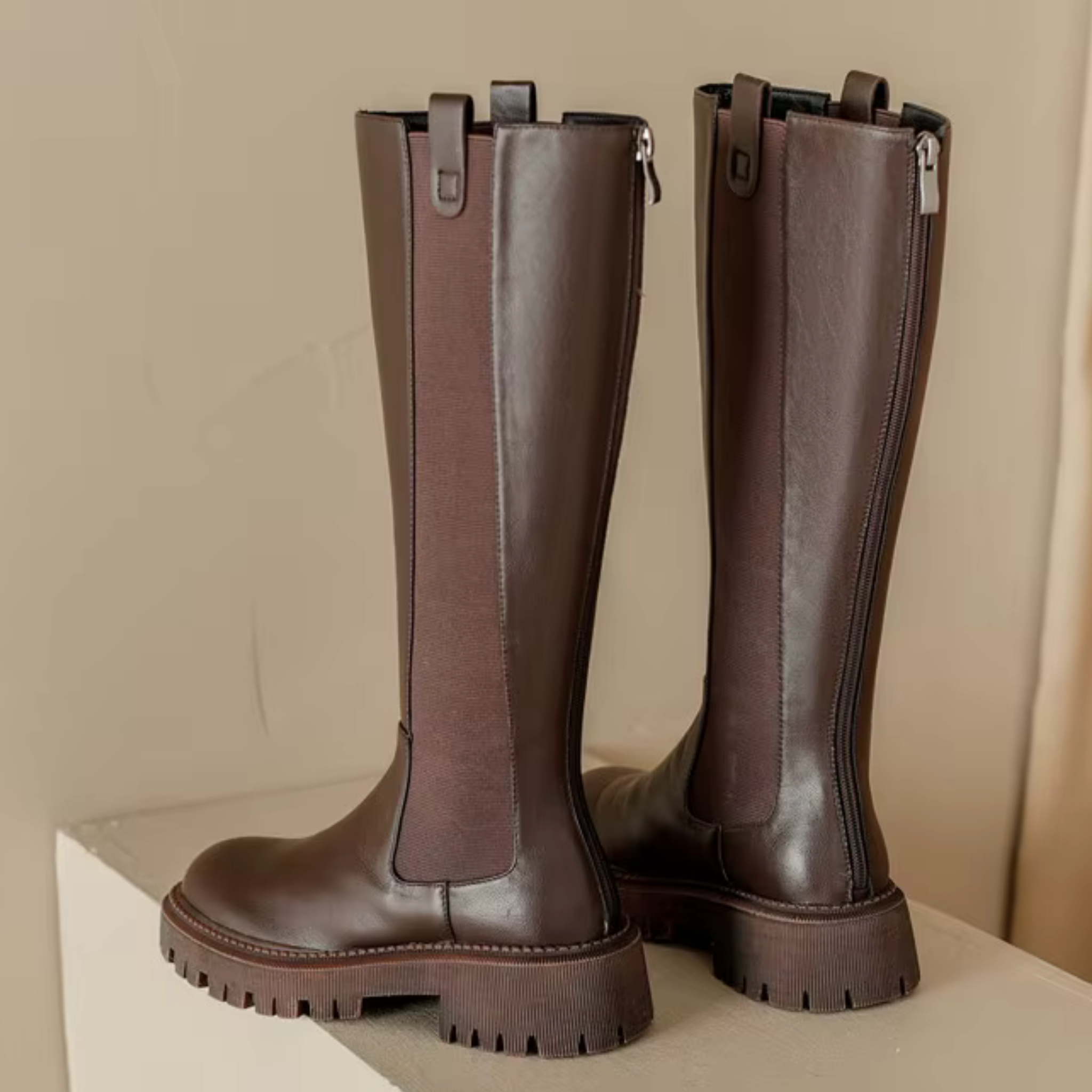 Bottes hautes en cuir avec élastiques latéraux à talon bas – MAVÉA