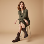 Bottes marron - jambes croisées assise