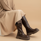 Bottes marron portées