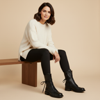 Bottes noires - femme assise