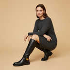 Bottes noires - femme assise