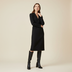 Bottes noires - femme raffinée debout