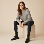 Bottines noires - femme assise