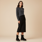 Bottines noires - femme debout