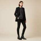 Bottines noires - femme debout