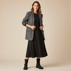 Bottines noires - femme debout