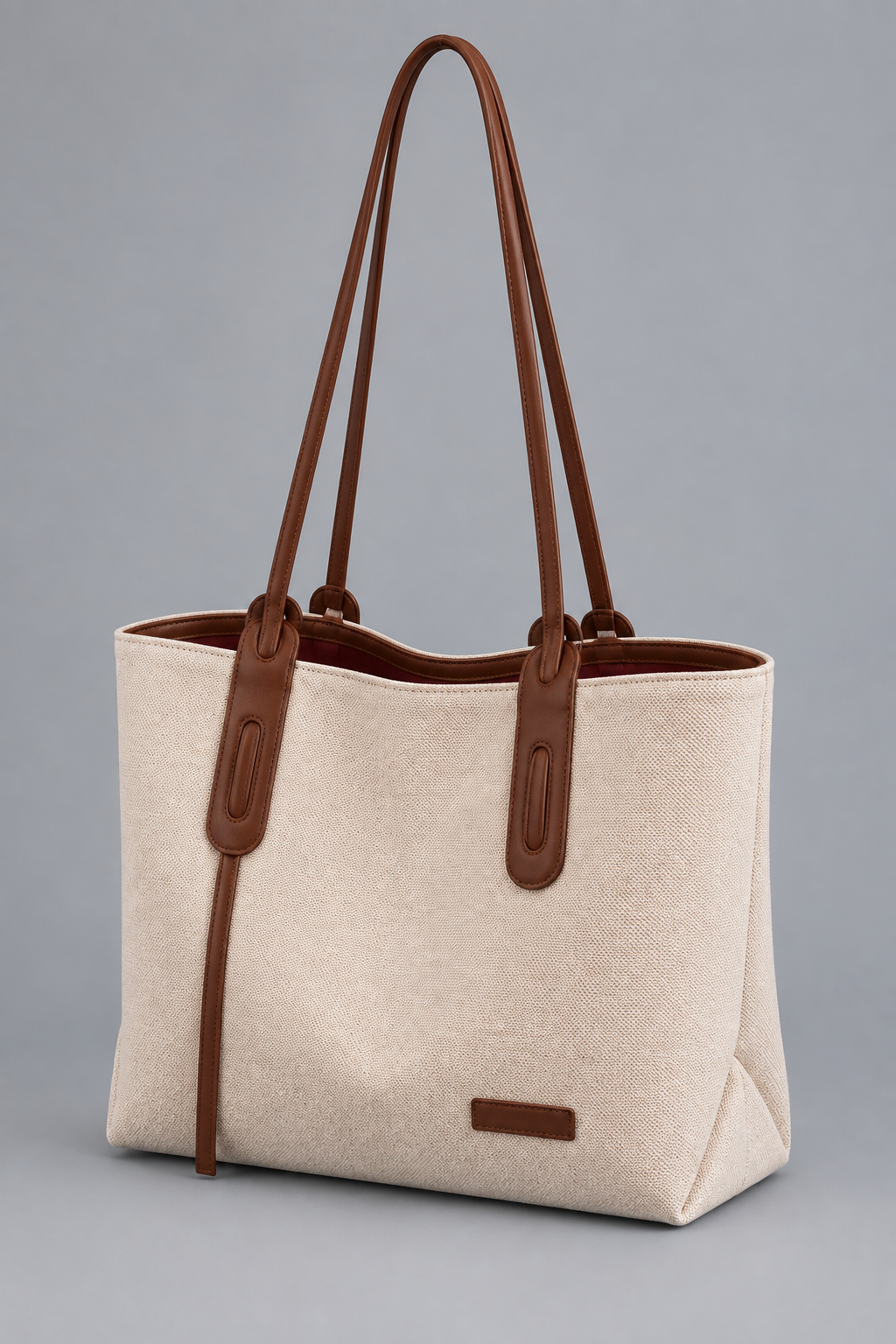 Cabas beige et marron vu de côté sur fond gris