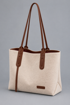 Cabas beige et marron vu de côté sur fond gris
