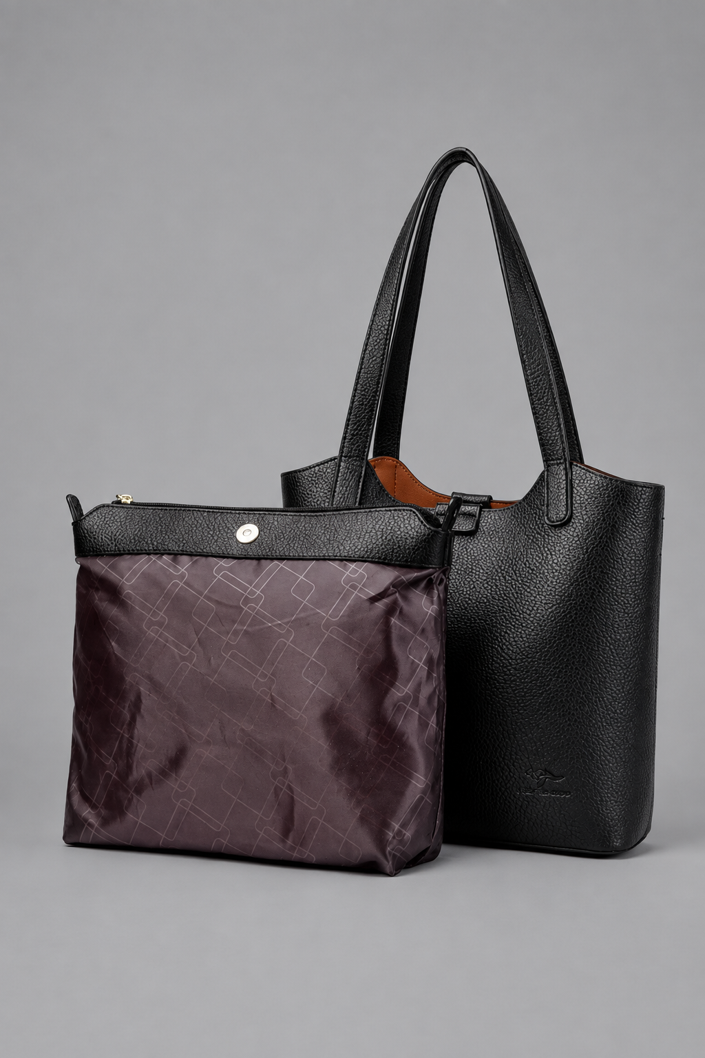 Cabas noir et pochette intérieure sur fond gris