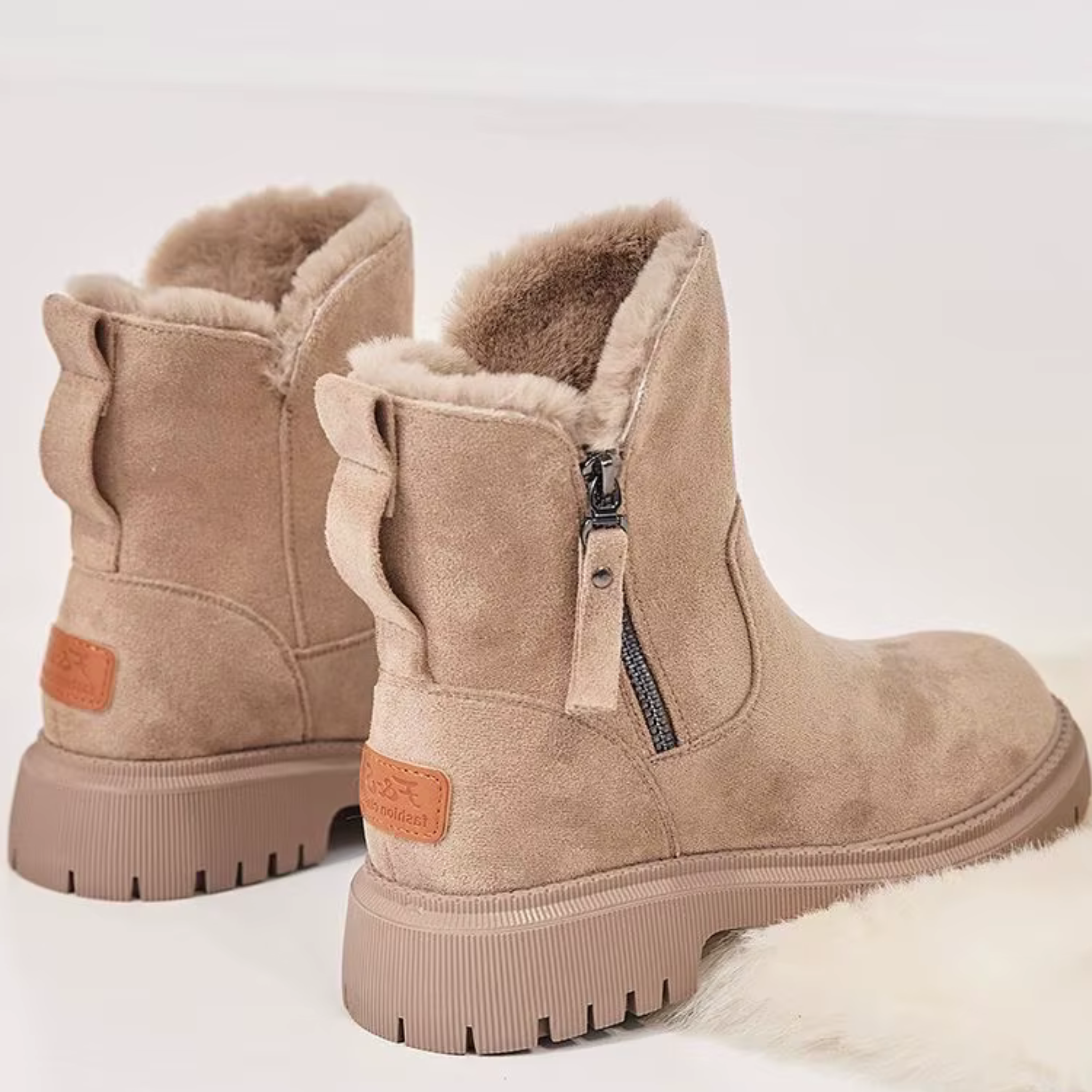 Bottines fourrées en daim vegan talon carré bout rond – LARIA