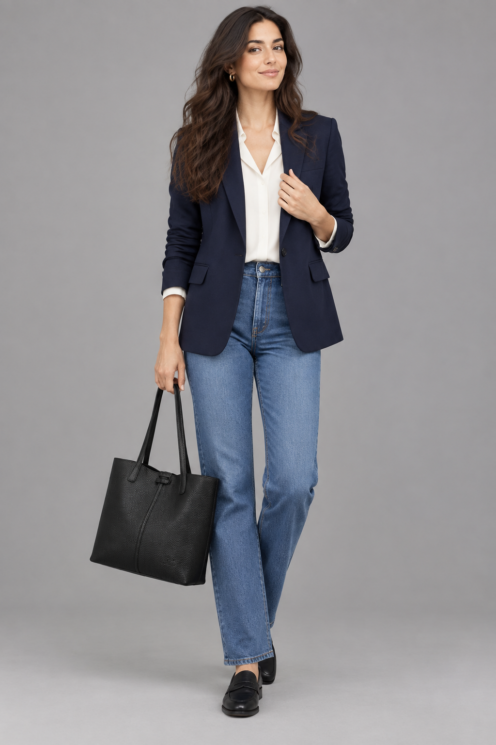Femme dans une nouvelle tenue et pose avec le cabas noir