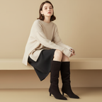 Femme en bottes noires - pose assise