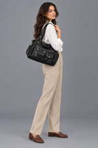 Femme en pied avec une nouvelle tenue et le sac noir sur fond gris