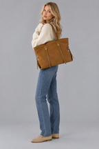 Femme en pied portant le sac camel sur fond gris