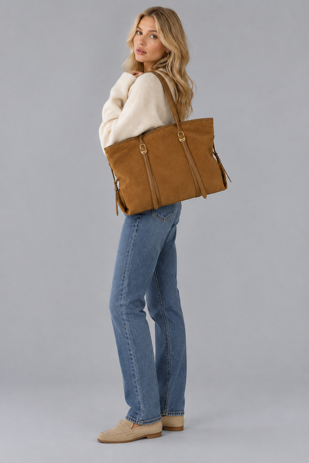 Femme en pied portant le sac camel sur fond gris