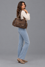Femme en pied portant le sac marron multi-poches sur fond gris