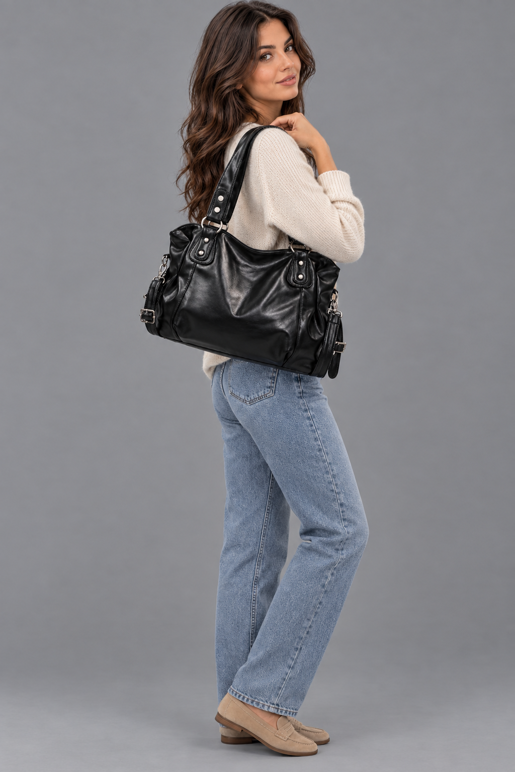 Femme en pied portant le sac noir sur fond gris