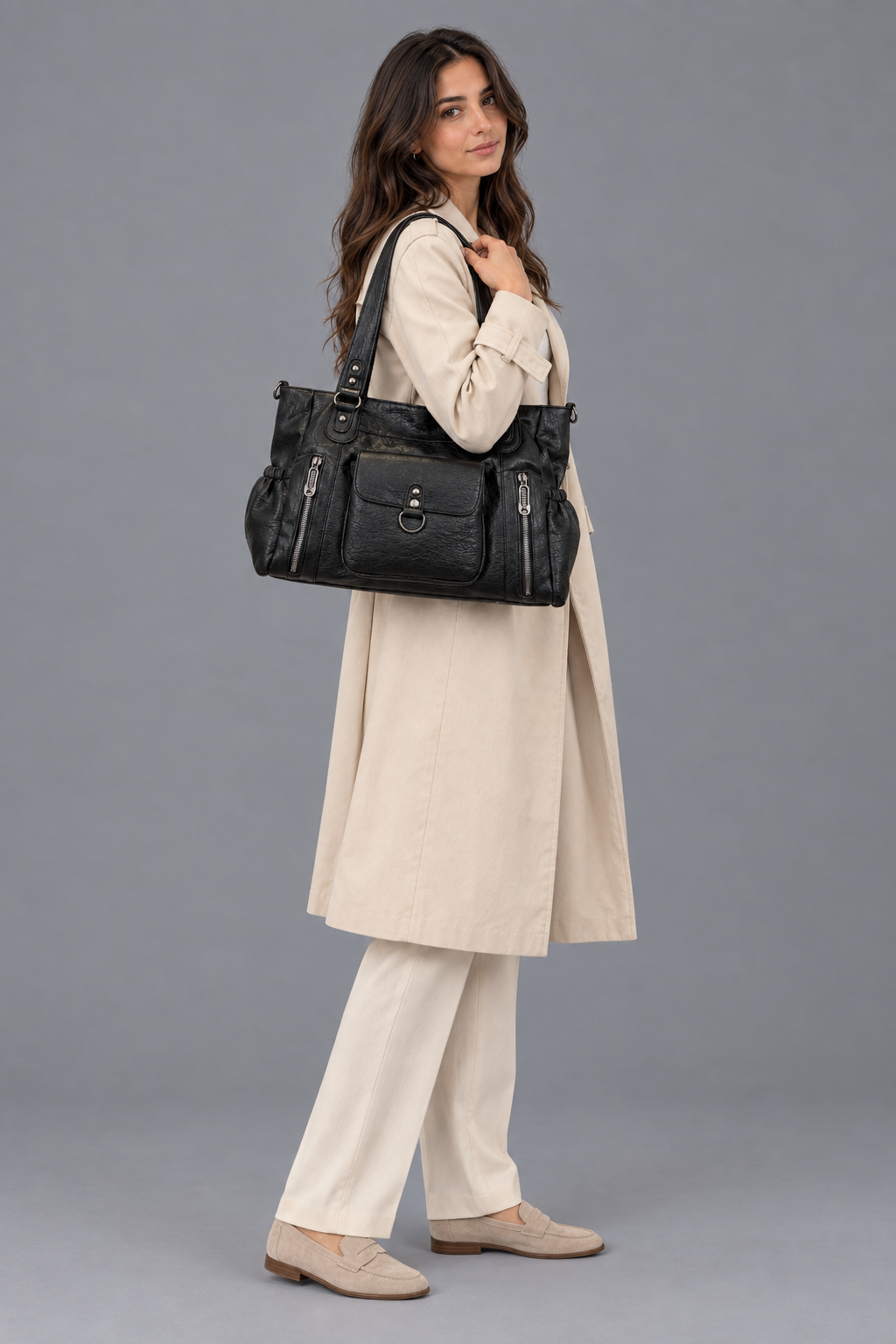 Femme en pied portant le sac noir sur fond gris