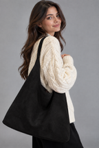 Femme portant le sac hobo noir sur fond gris, sans cercle