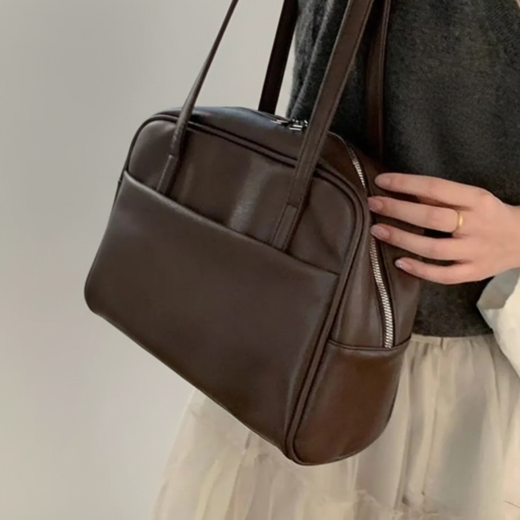 Femme sac marron fond gris clair