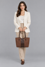Femme tenant le sac marron à deux mains sur fond gris