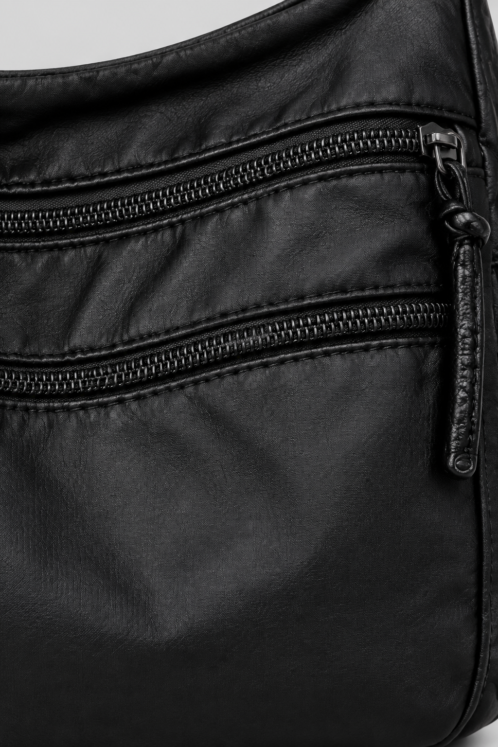 Gros plan sur la matière et les coutures du sac noir