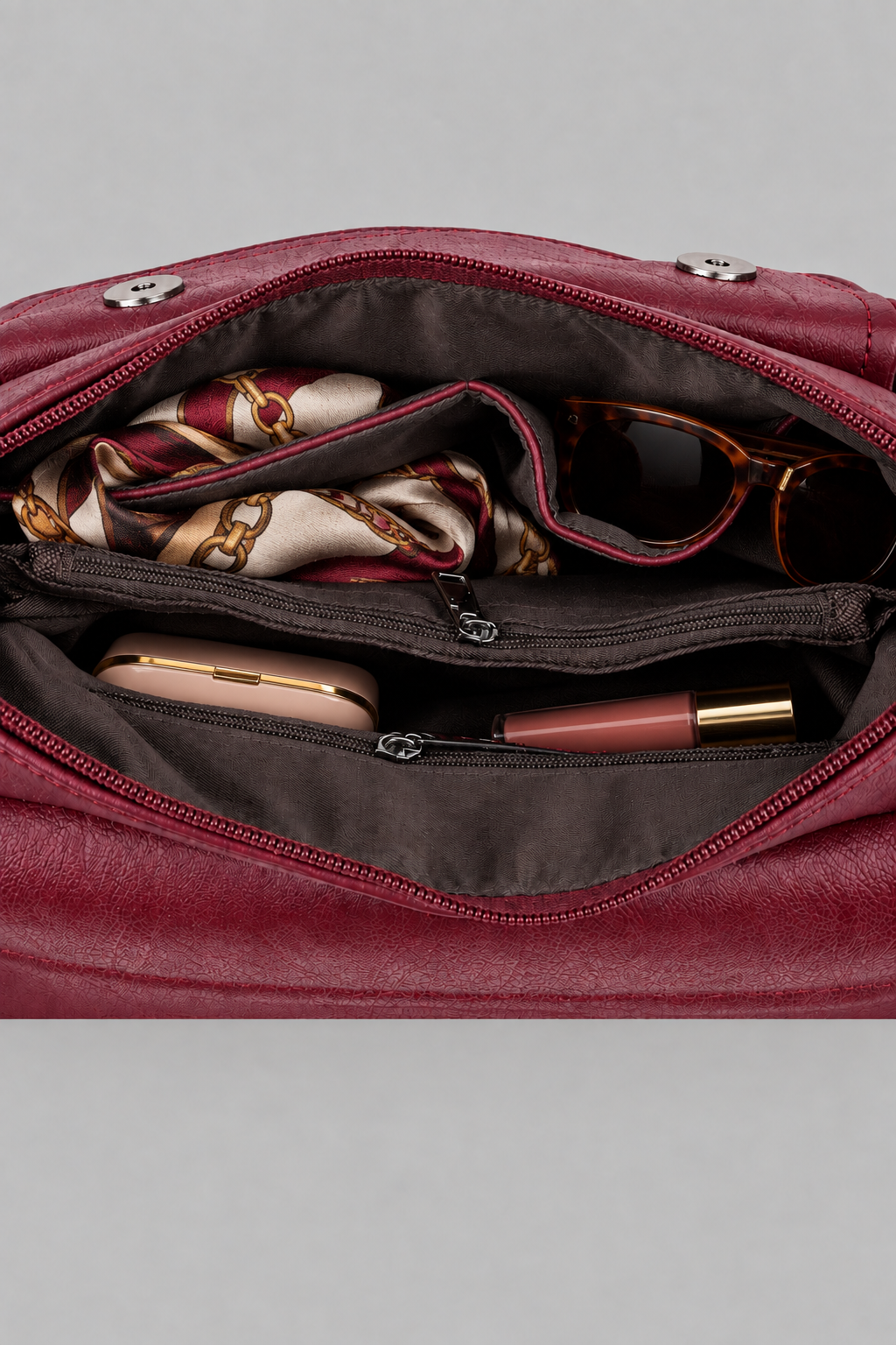 Intérieur du sac bordeaux avec accessoires