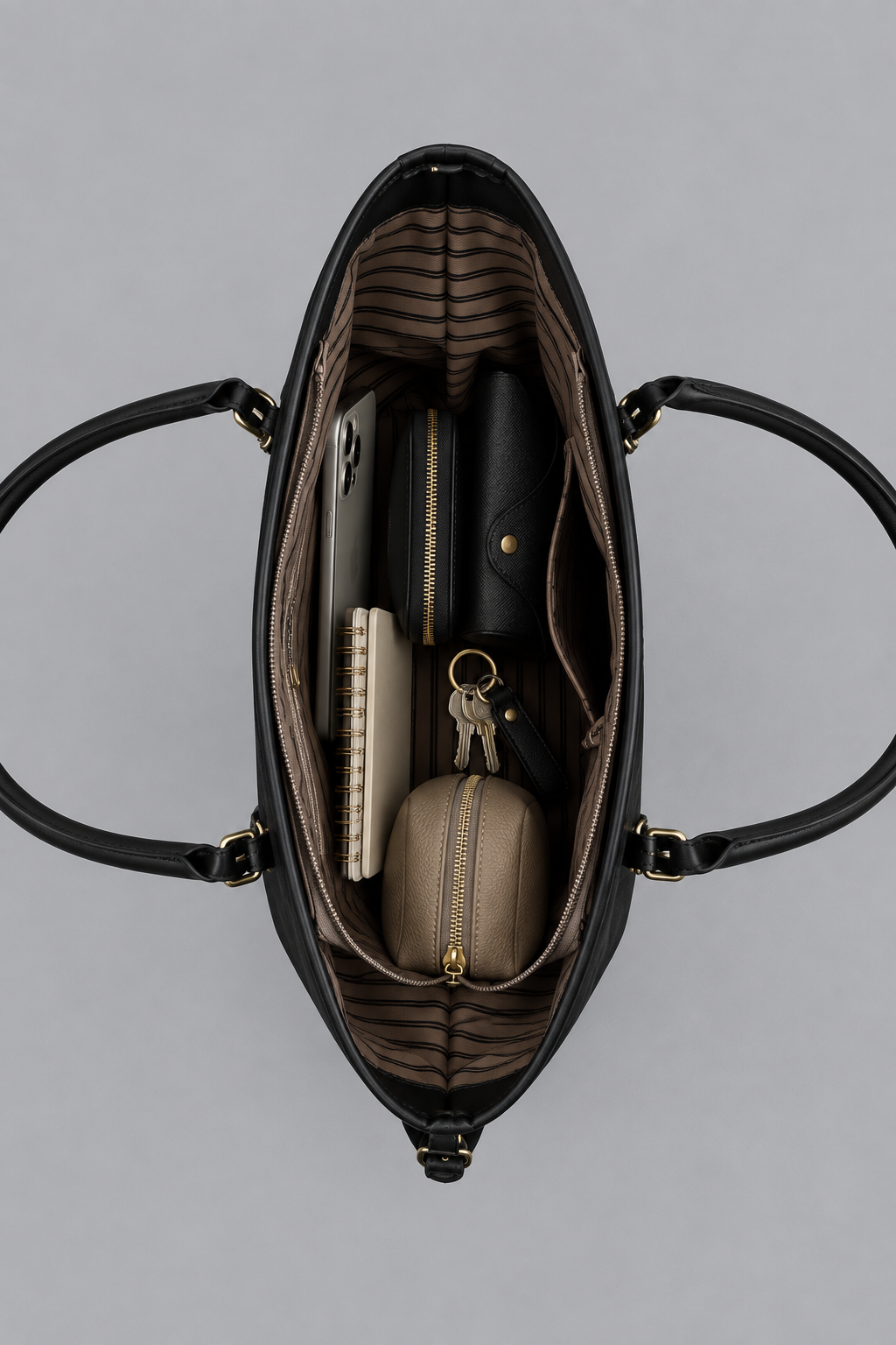 Intérieur du sac noir rempli des essentiels du quotidien