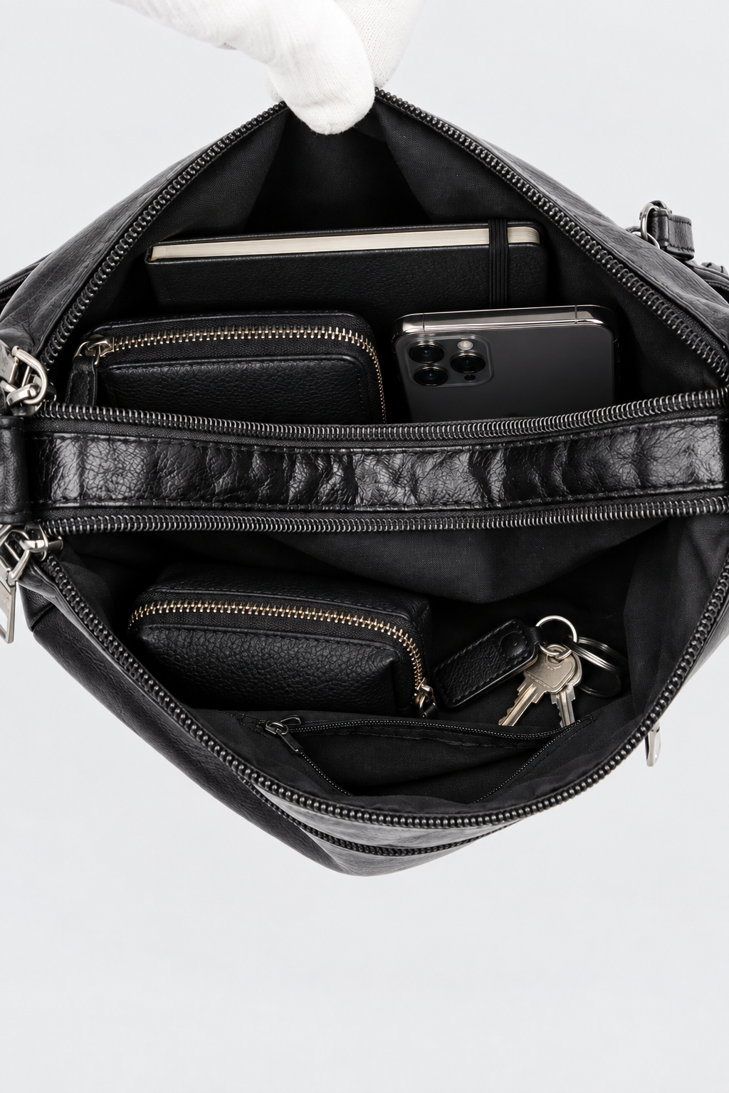 Intérieur du sac noir rempli sur fond gris clair