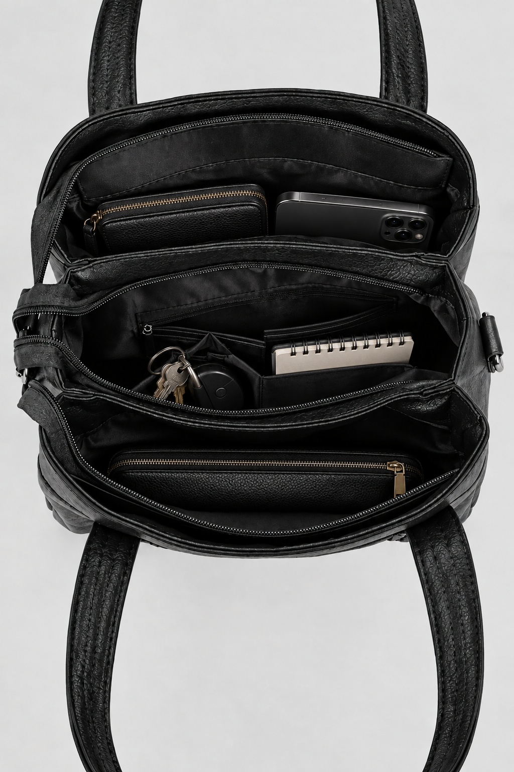 Intérieur du sac noir rempli sur fond gris