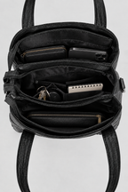 Intérieur du sac noir rempli sur fond gris