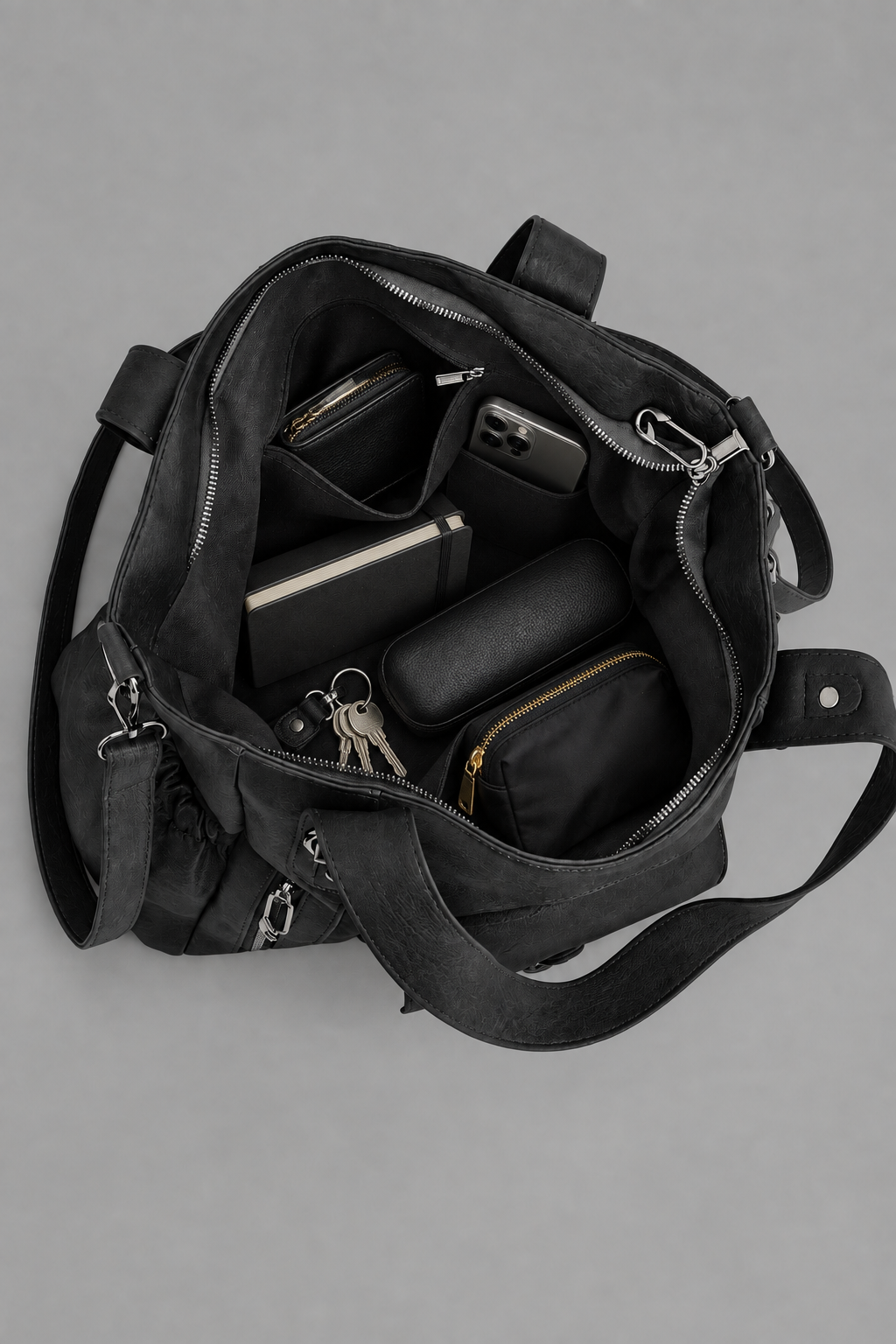 Intérieur du sac noir rempli sur fond gris