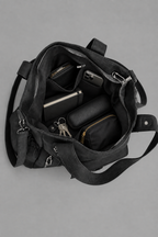 Intérieur du sac noir rempli sur fond gris