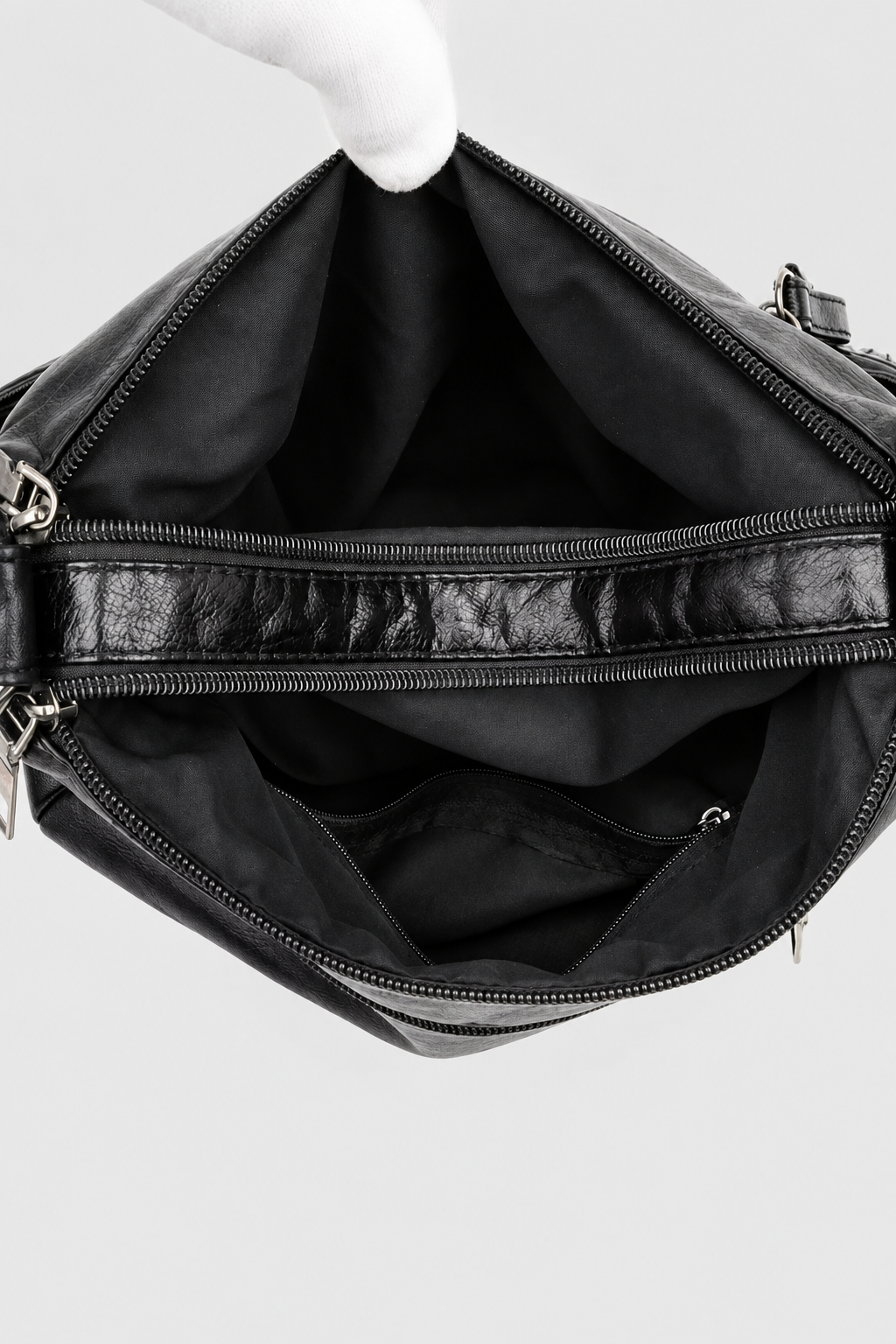 Intérieur du sac noir sur fond gris clair