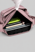 Intérieur du sac Rosa ouvert, sur fond gris uniforme