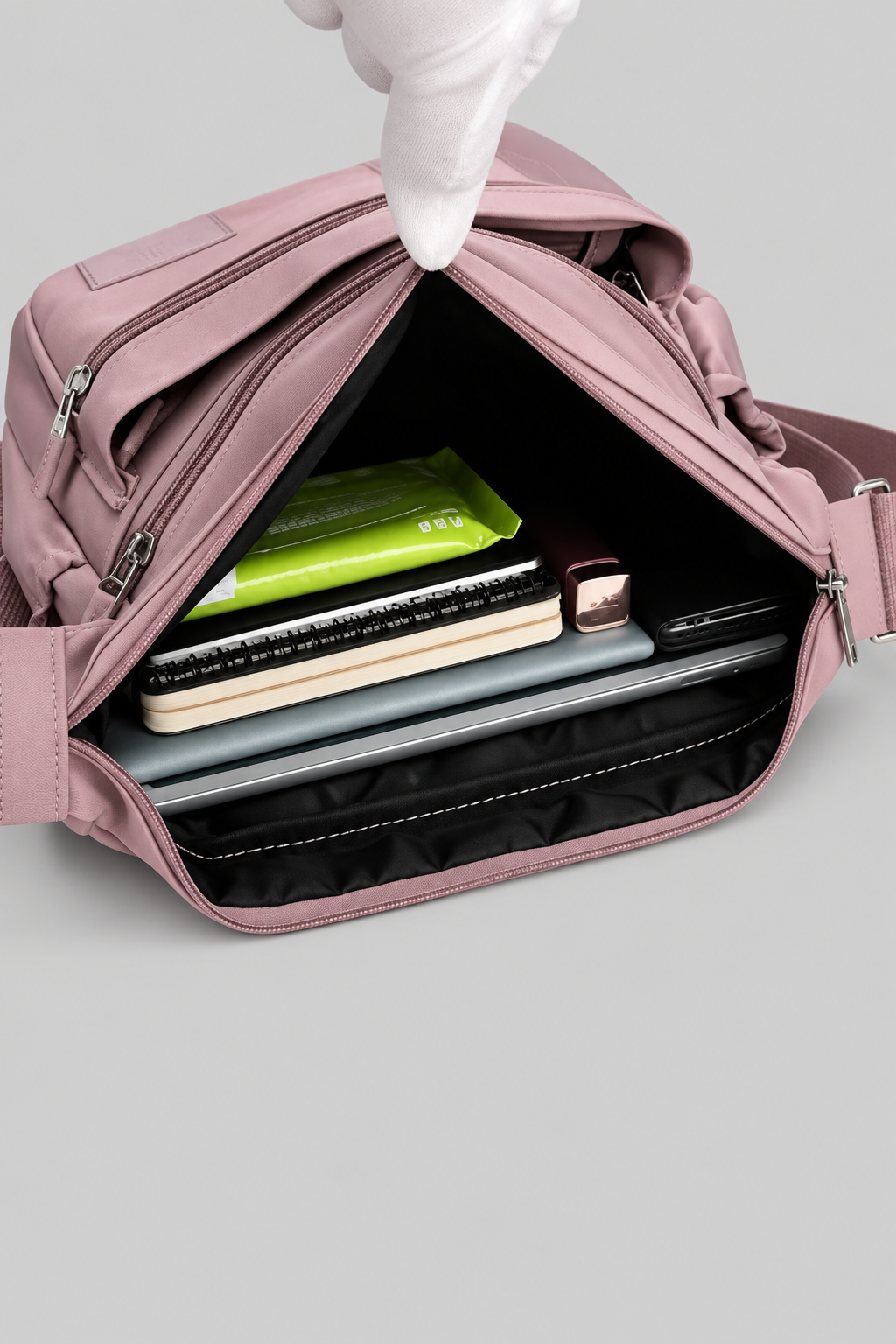 Intérieur du sac Rosa ouvert, sur fond gris uniforme