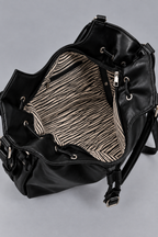 Intérieur du sac vide, tablette retirée