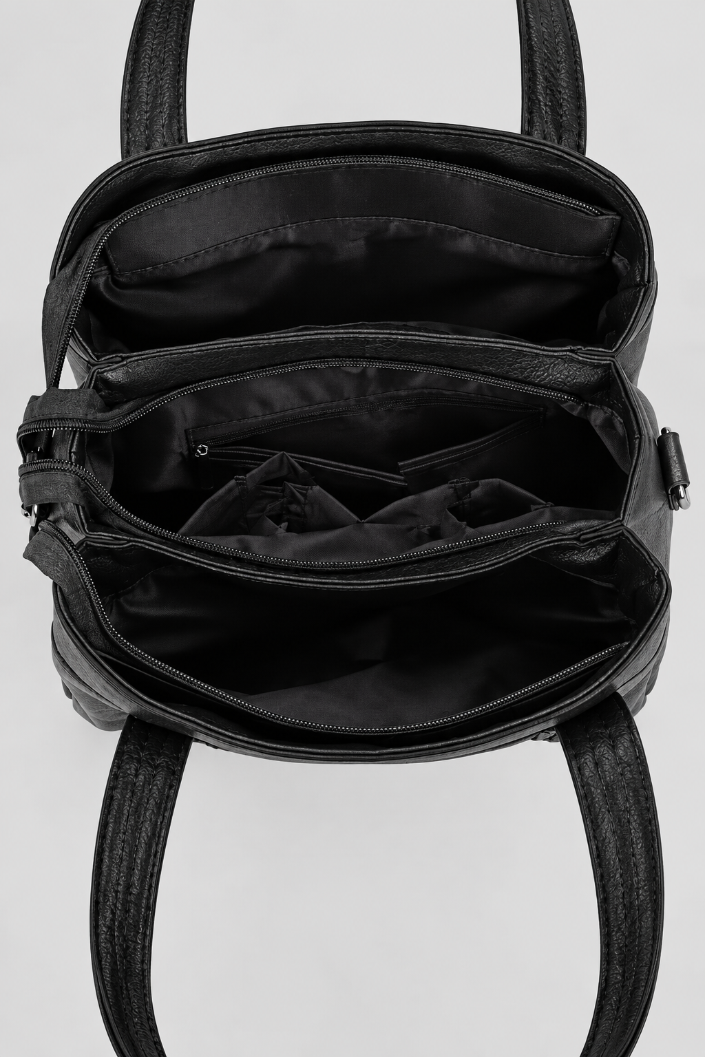 Intérieur noir du sac à trois compartiments sur fond gris