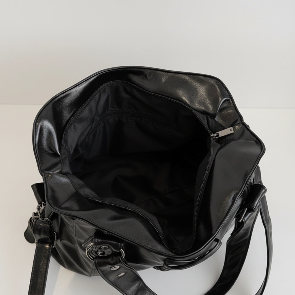 Intérieur sac noir - fond gris clair