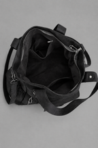 Intérieur vide du sac noir sur fond gris