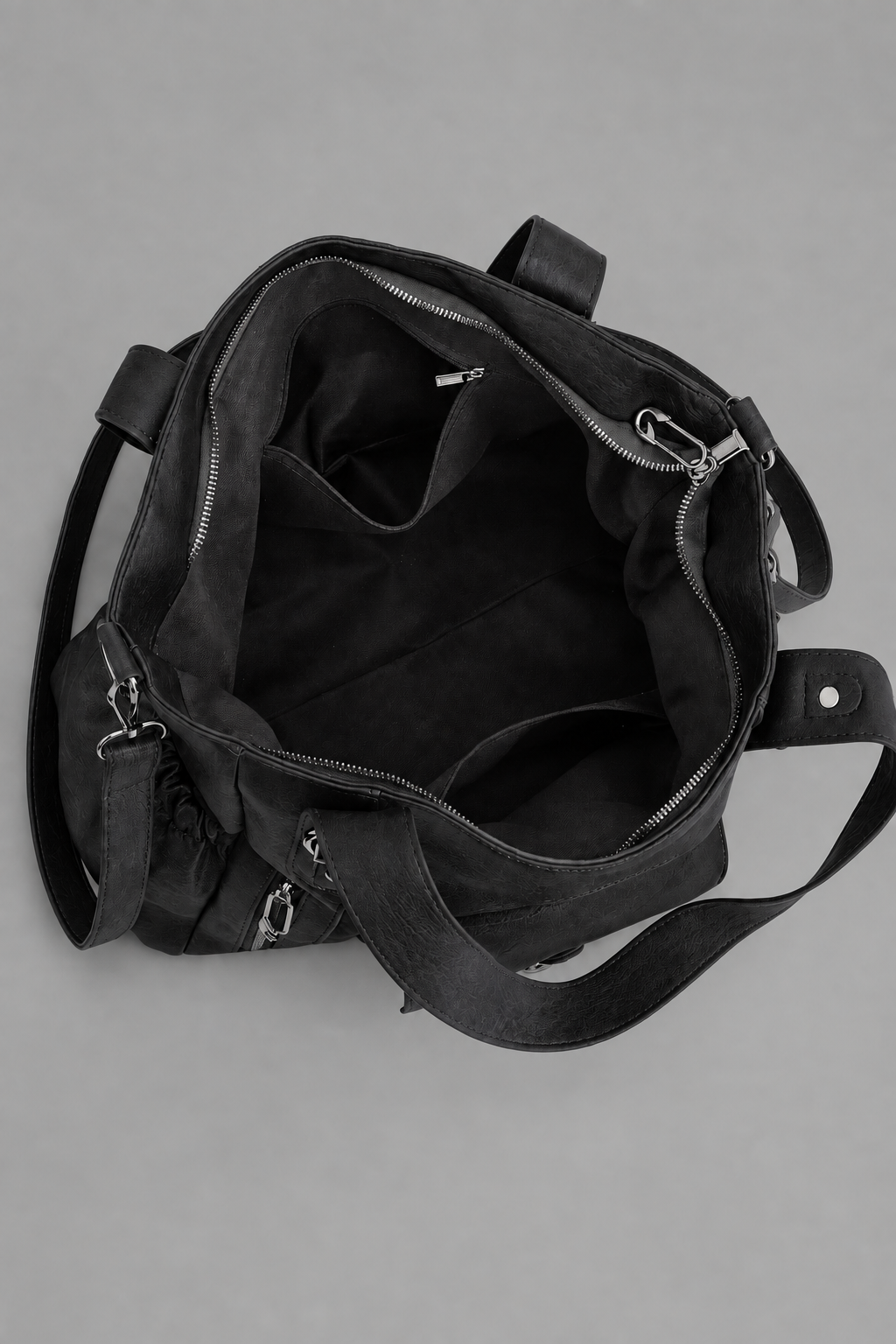 Intérieur vide du sac noir sur fond gris