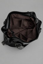 Intérieur vide du sac noir sur fond gris