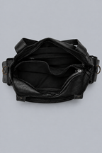 Intérieur vide du sac noir sur le fond gris de référence