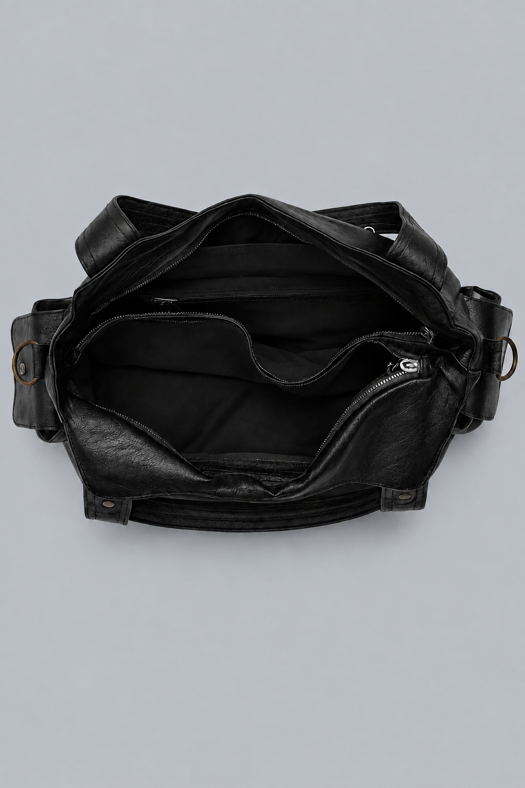Intérieur vide du sac noir sur le fond gris de référence