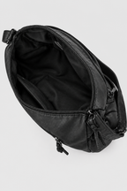 Intérieur vide du sac noir