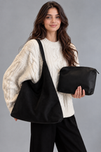 Même femme avec la tête droite et les sacs noirs